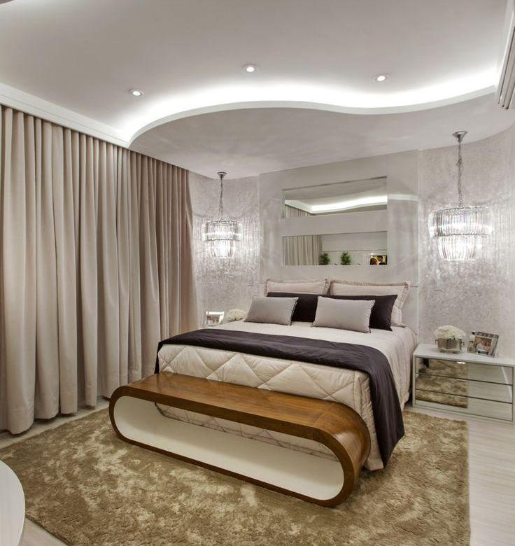 plafond à deux niveaux dans la chambre