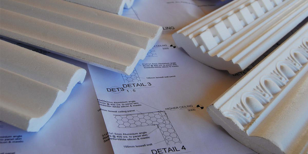 fixation des plinthes au plafond