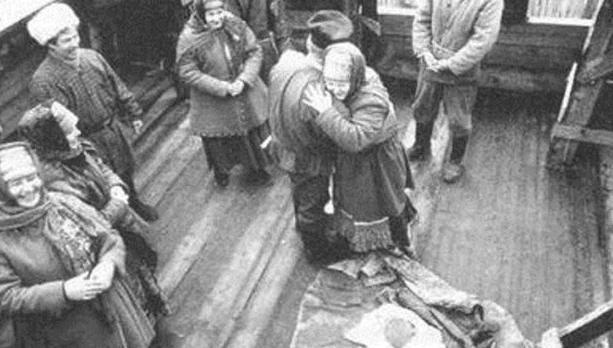 Pendre la crémaillère.