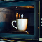 Tasse et cuillère au micro-ondes