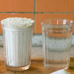 Un verre de farine et un verre d'eau.