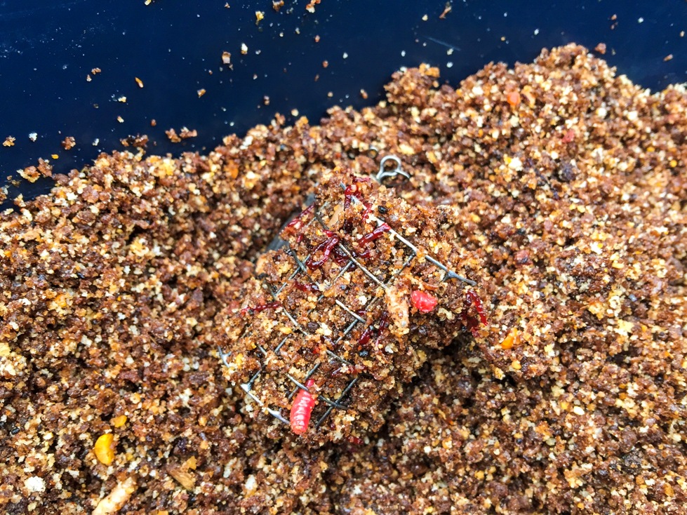 mélanger des appâts pour poissons avec un tournevis