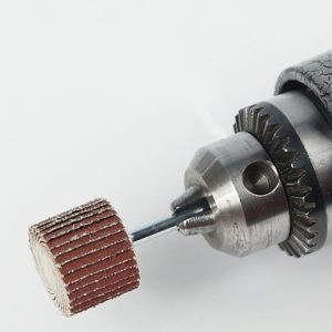 meuler des trous avec un tournevis