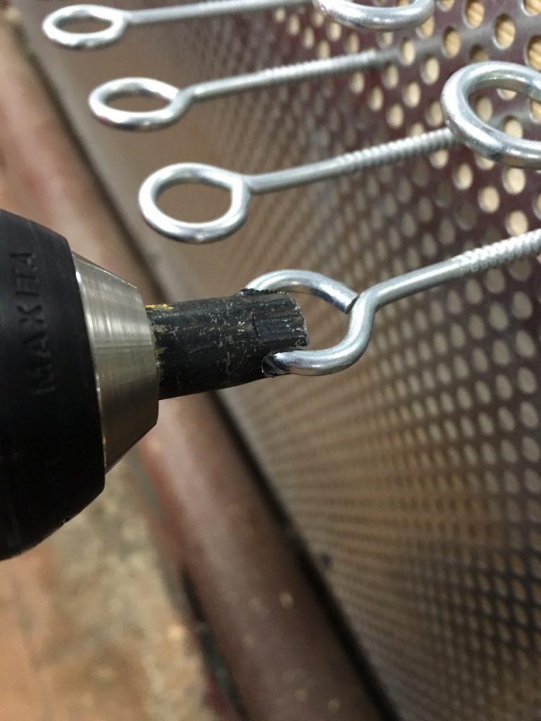 Visser des crochets avec un tournevis