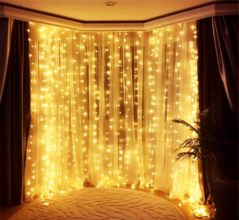 rideau sur la fenêtre pour le nouvel an