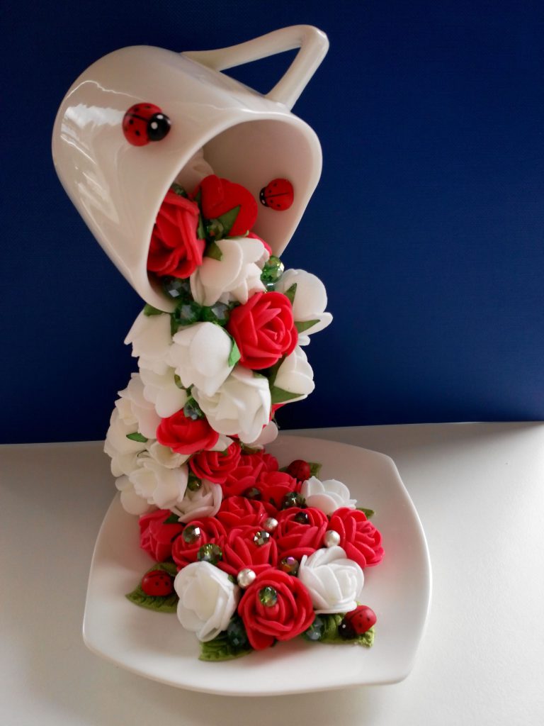 tasse flottante avec des fleurs