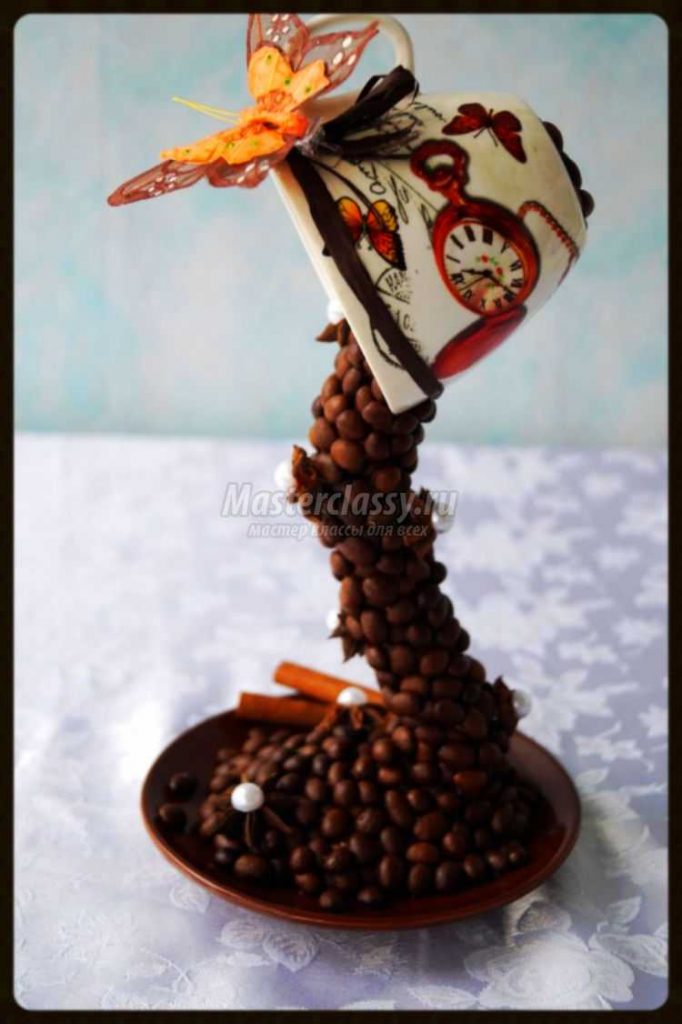 tasse à café avec des grains