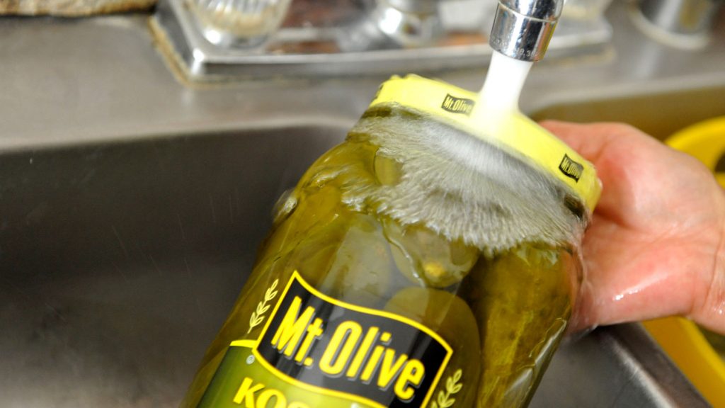 comment ouvrir un pot avec de l'eau chaude