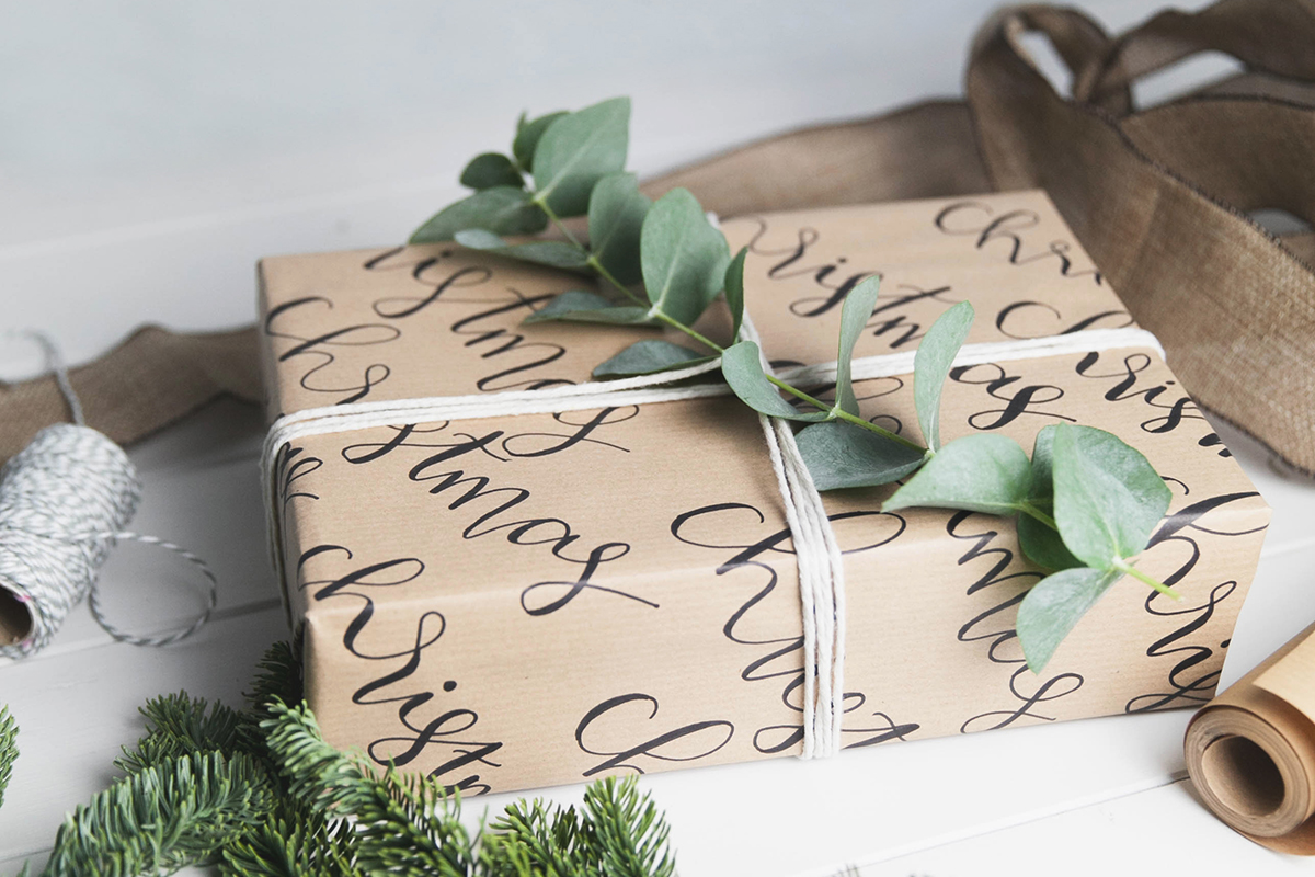 Décorer un cadeau avec une plante