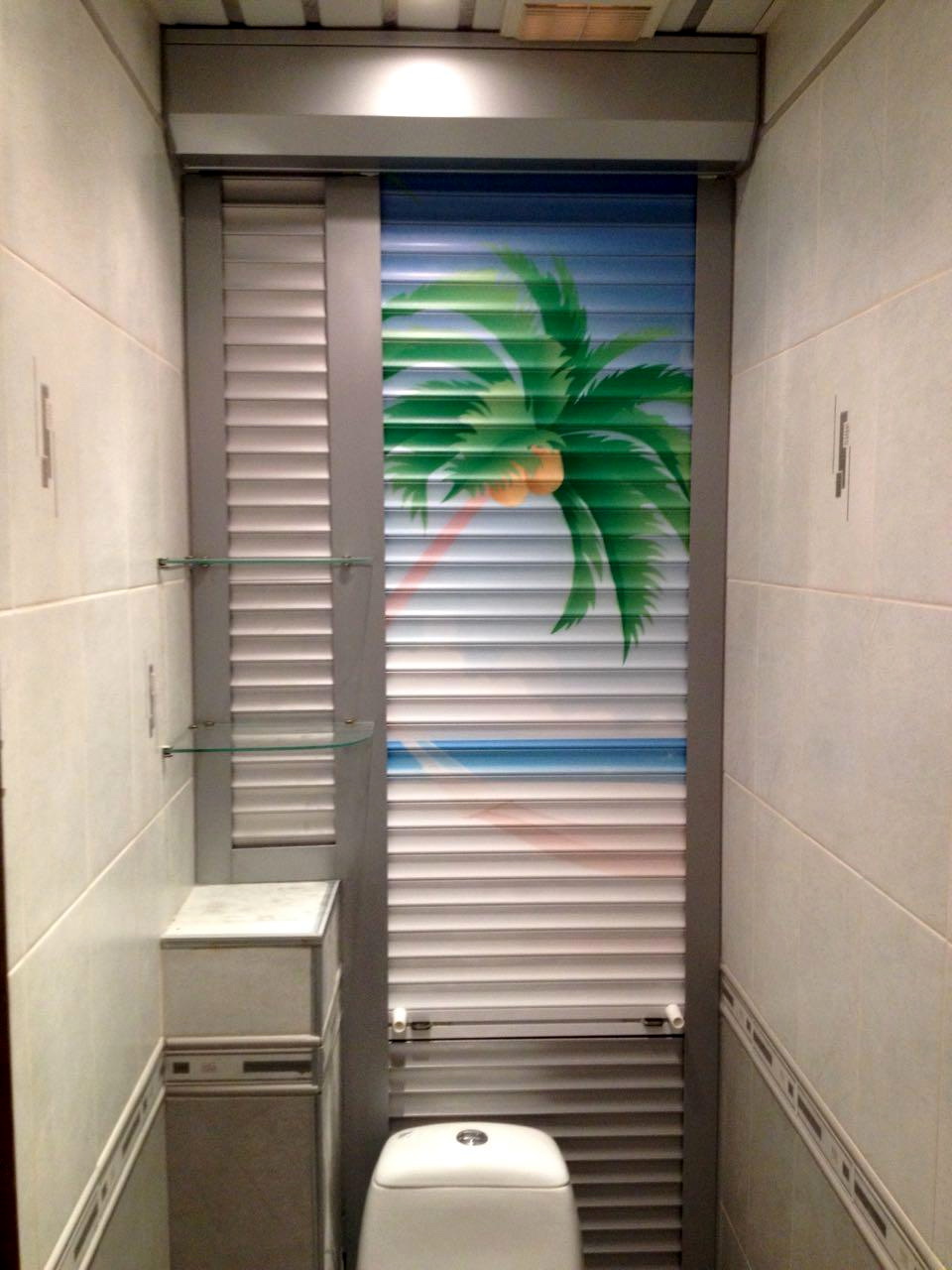 décorer les murs derrière les toilettes avec des volets roulants