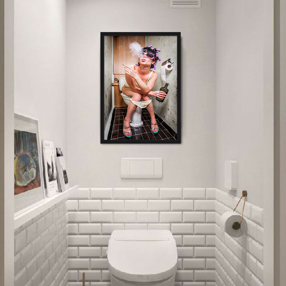 décorer le mur derrière les toilettes avec des affiches
