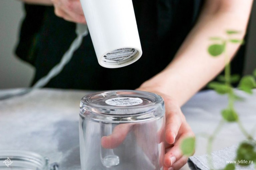 retirer l'étiquette avec un sèche-cheveux