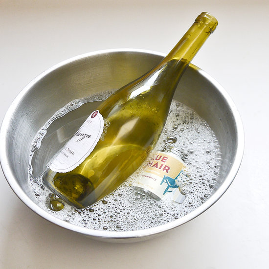 retirer l'étiquette à l'eau savonneuse