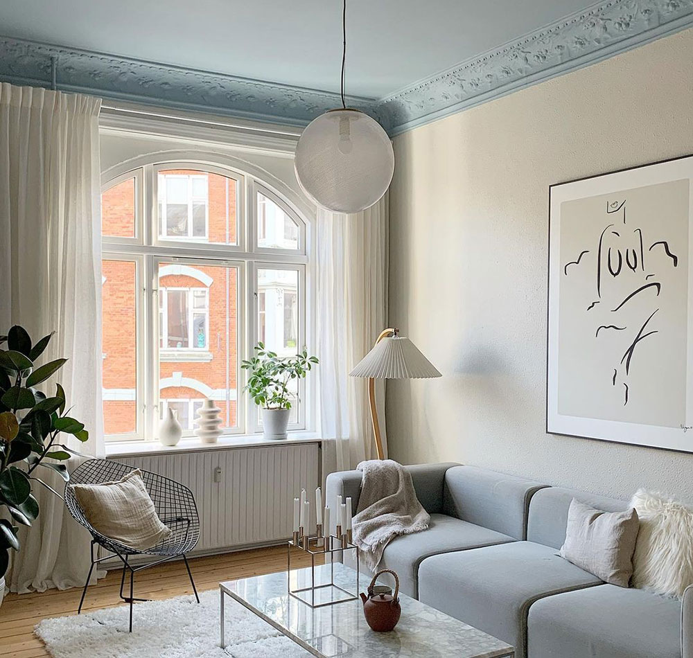 Moulure en stuc dans un intérieur moderne