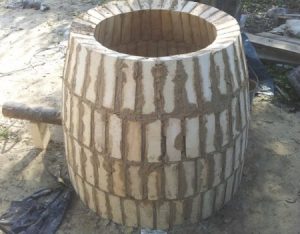 Tandoor fait de briques sur un bâton.