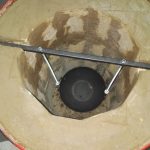 Cuisson de la viande dans un tandoor à partir d'un tonneau.