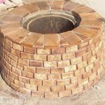 Tandoor en brique sur socle.