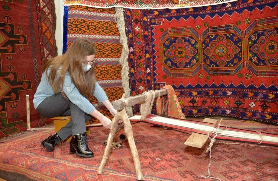 Pourquoi les tapis anciens retiennent-ils la peinture très longtemps ?