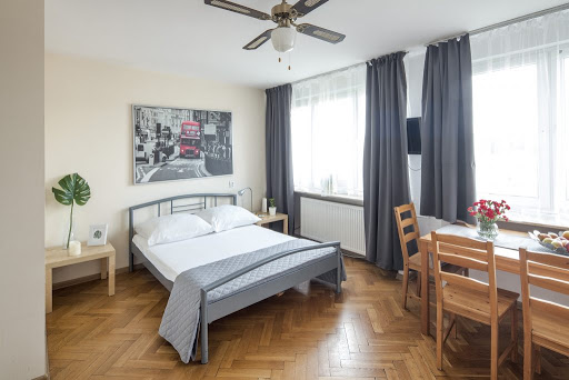 Ranger une planche à repasser sous le lit