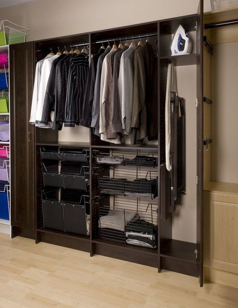 Ranger une planche à repasser dans un placard