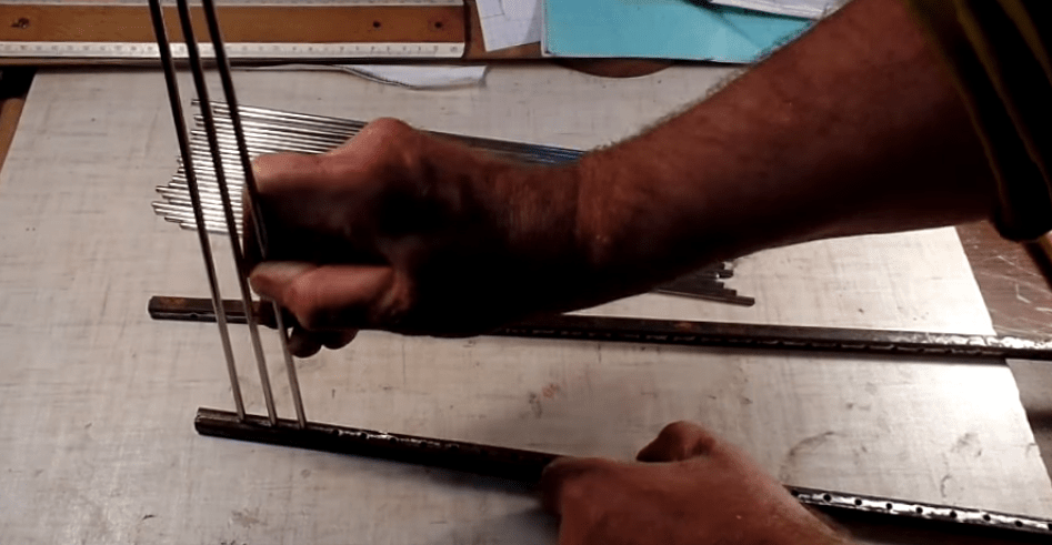 Nous insérons de fines tiges dans les tiges longitudinales.