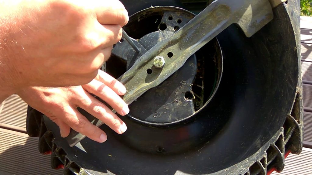 Dépose de la lame de la tondeuse à gazon.