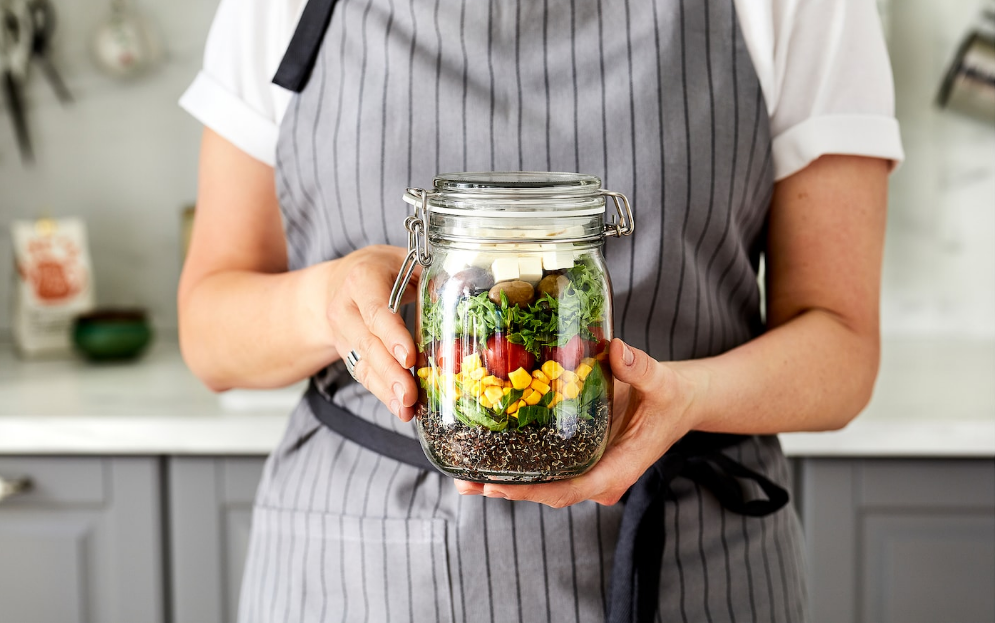 Des bocaux en verre au lieu d'une boîte à lunch