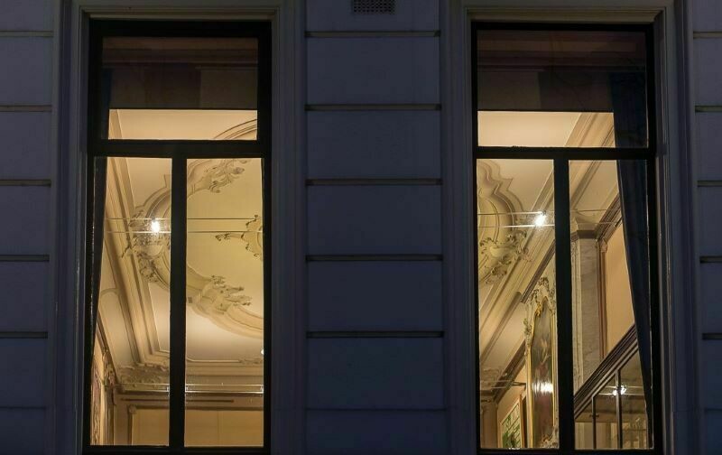 Pourquoi les rideaux des fenêtres ont-ils été retirés ?