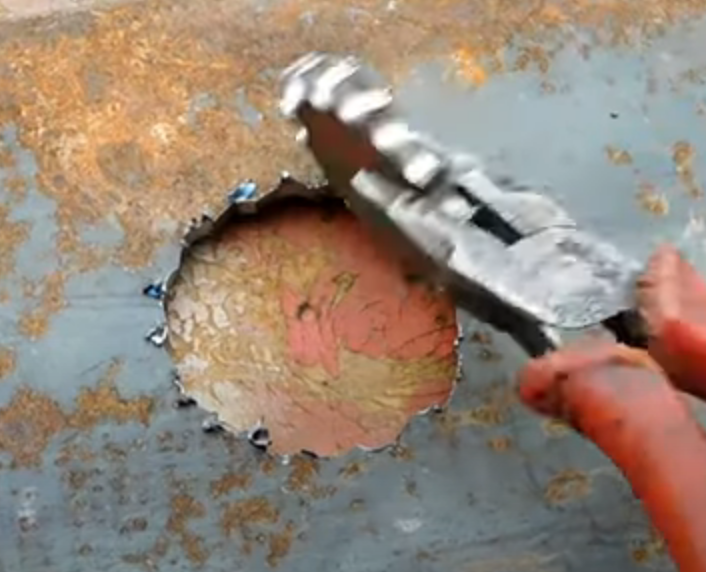 Découpez un trou au centre.