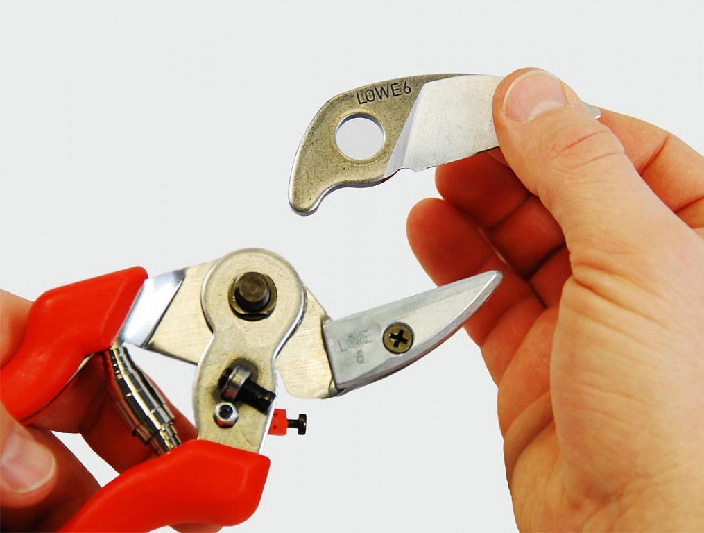 Retrait des lames de sécateur.