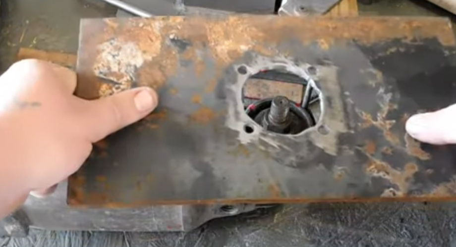 Nous mettons la feuille sur la meuleuse d'angle.