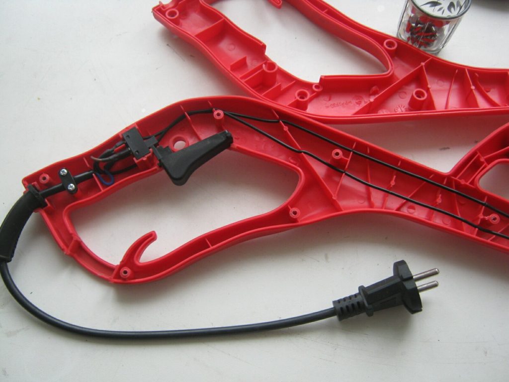 Poignée de tondeuse démontée.