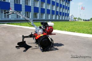 charrue pour tracteur à conducteur marchant