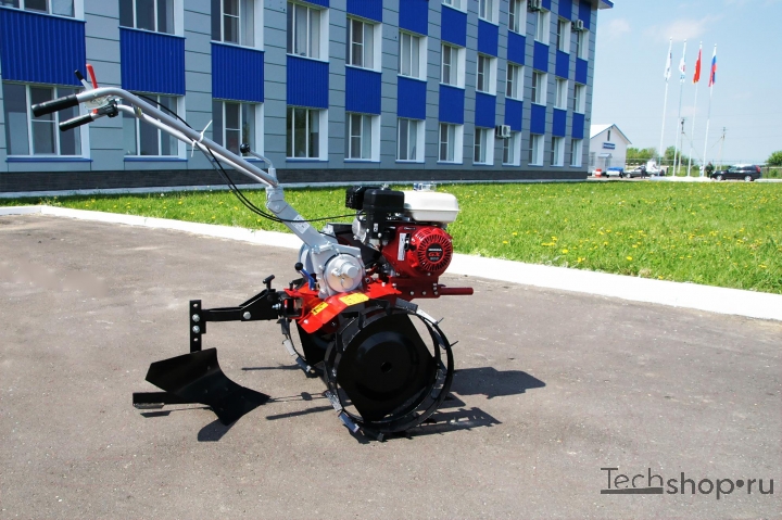charrue pour tracteur à conducteur marchant