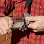 Affûter les sécateurs.