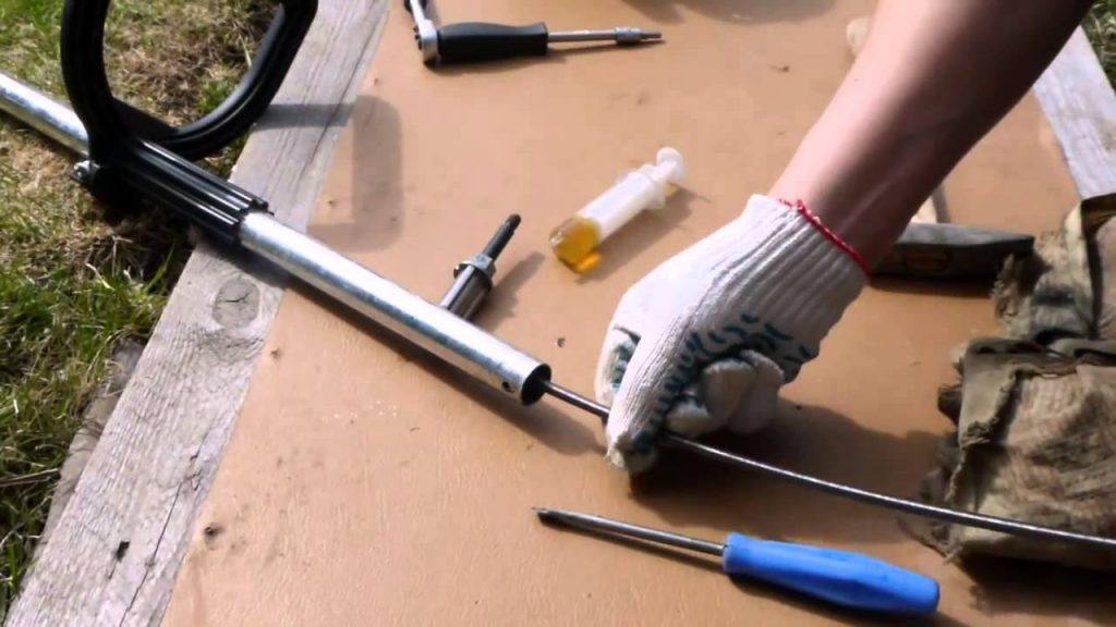 Retrait de l'arbre flexible du coupe-herbe.