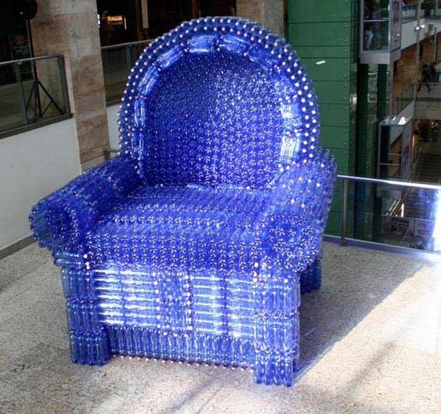 Chaise fabriquée à partir de bouteilles en plastique