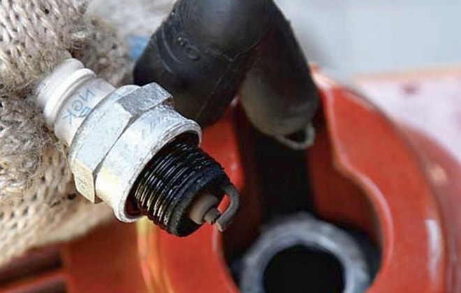 Bougie de tondeuse à essence.