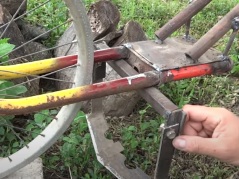 Fixation avec boulons.