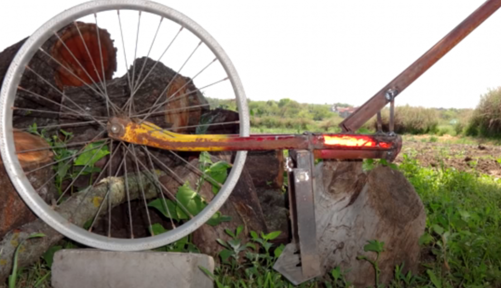 La lame sur le cadre est située en biais.