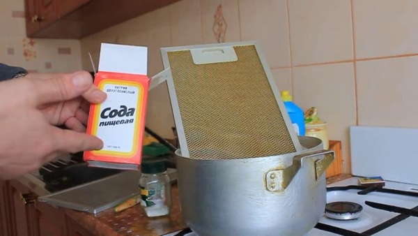 Nettoyer la grille de la hotte avec une solution de soude