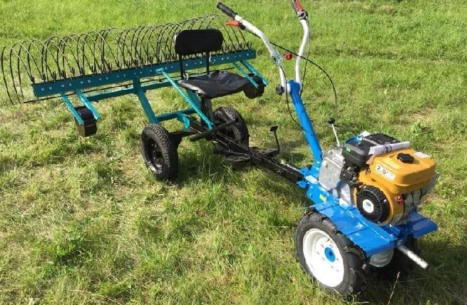 Râteau pour tracteur à conducteur marchant.