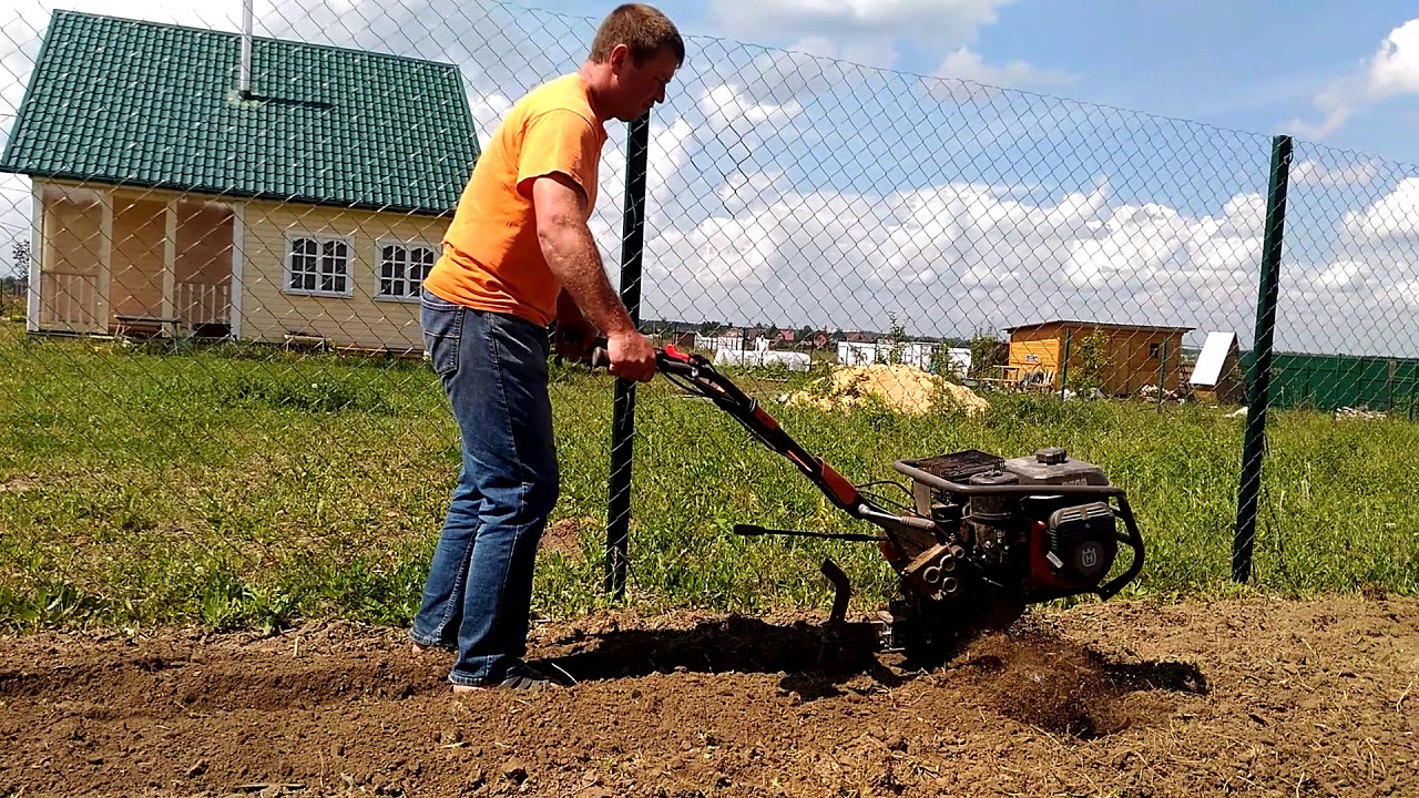 niveler la zone avec un tracteur à conducteur marchant