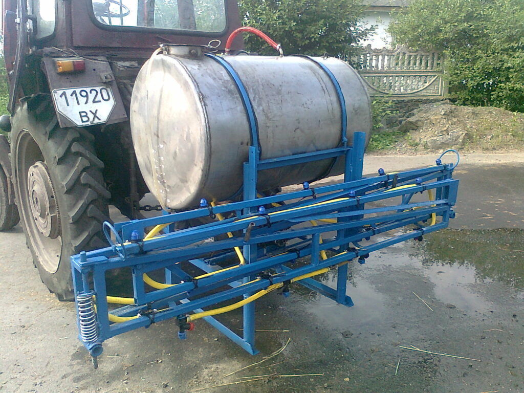 Pulvérisateur pour tracteur.