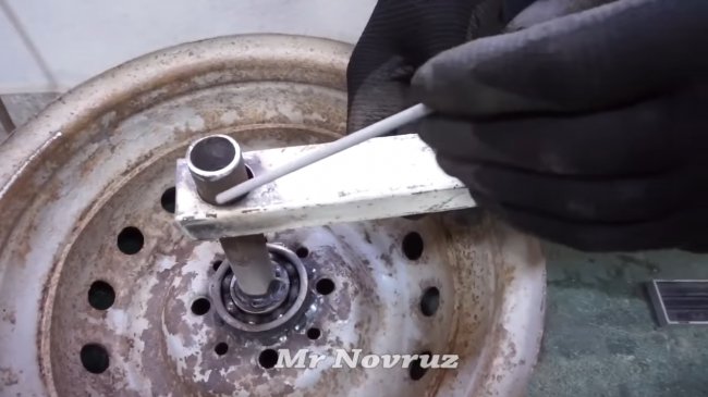 Nous soudons l'essieu à un tuyau rectangulaire.