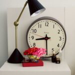 Horloge-vintage-decorer-une-table-de-chevet-moderne
