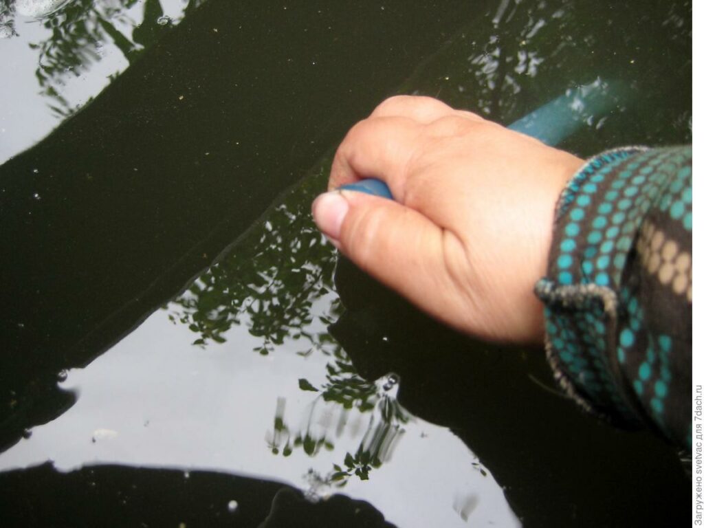 Pincez le trou avec votre doigt.