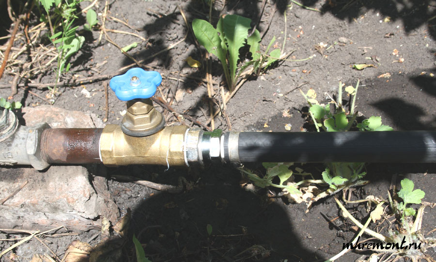 Le tuyau est relié à un tuyau métallique.