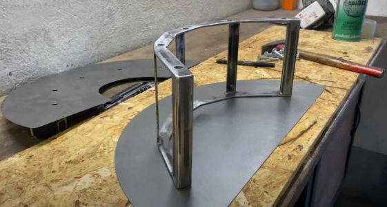 Nous soudons des flans semi-circulaires.