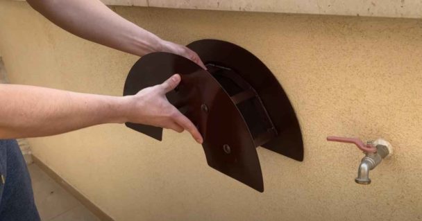 Nous le fixons au mur.